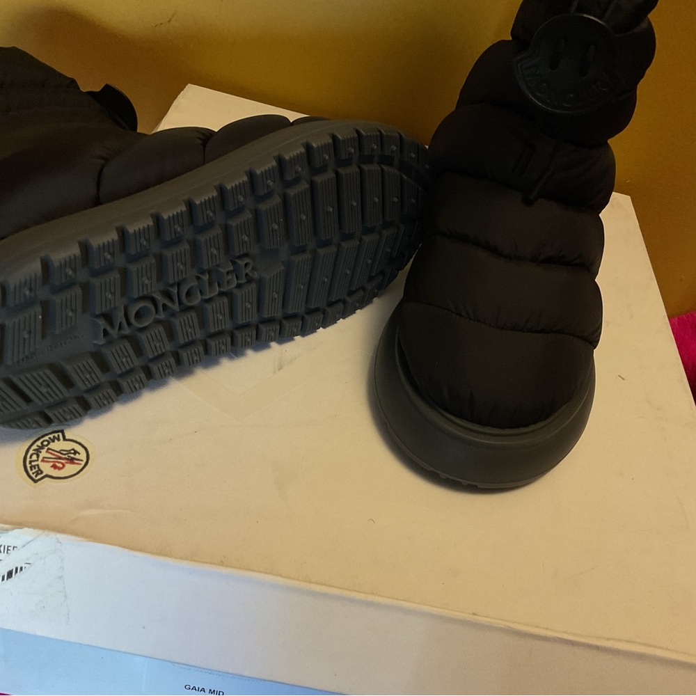 NWT - Moncler Gaia Mid without pocket / box included Proof of Authenticity. - Picture 2 of 14